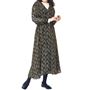 アイボリー 着用例<br>フェミニンなコーデに<br>袖口と衿は重ね着のアクセントになるメロウ仕上げ。程良いフィット感の着心地です。