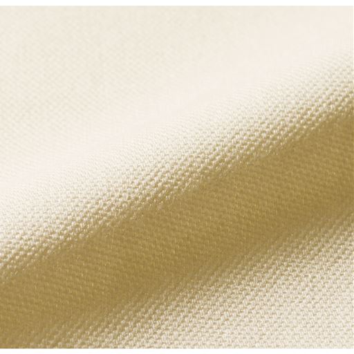 オックスフォードチュニックシャツとは オックスフォードクロスと呼ばれる生地を使ってつくられたチュニックシャツ。タテ糸とヨコ糸を2本ずつ引き揃えた平織りの生地で、他のシャツに比べて厚くて丈夫。ソフトで通気性のよいのも特徴です。今回は微光沢の表面がきれいなポリエステル素材を使用。洗濯後のケアがラクで、毎日着たくなる手軽さも魅力です