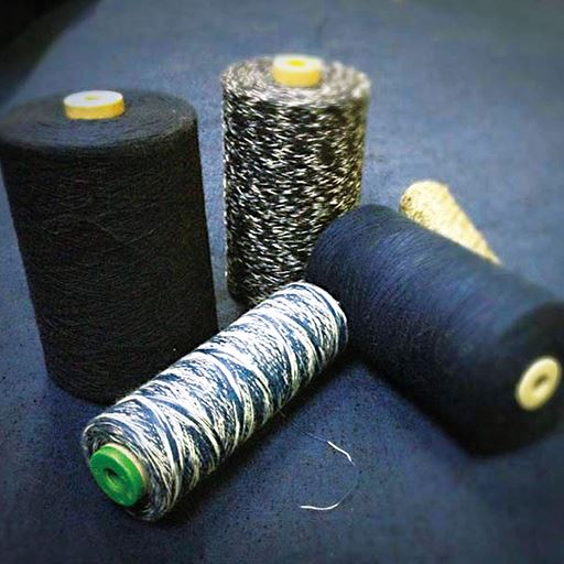 福岡・久留米地方に伝わる染色した経糸、緯糸で織り上げた発色の良さと立体感が特長の綿の織物