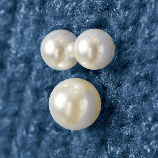 フロントと袖のパール調ビーズがキュート