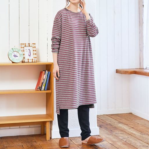 グレー系A<br>コーディネート例<br>すっぽり着られる、おしゃれでシンプルなスウェット風ボーダーワンピース。