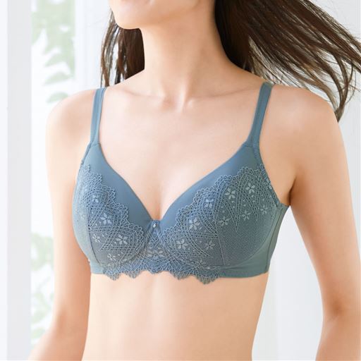 ワイヤレスでもふわっと持ち上げピタっとフィット<br>クラウドブルー 着用例