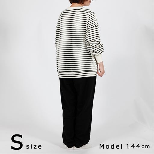 Sサイズ着用(モデル144cm)※モデルさんの普段の着用サイズはSサイズです。<br>バックスタイル
