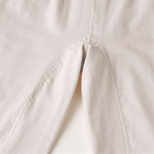 股下の継ぎ目を前側にずらしているので、動きやすい。