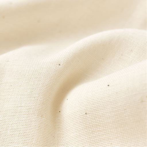 綿100%<br>綿本来のやさしい色と風合い。生地に見られる黒いシミのような点や茶色っぽい破片は「綿カス」と呼ばれる除去できなかった綿花の茎や葉のかけら。通常これらは漂白で目立たなくしますが、綿花のそのものの色を楽しむために、このまま仕上げました。洗濯を繰り返すと自然に取れてゆきます。