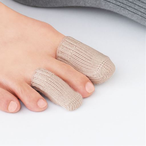 足指の保護や、つま先の穴あき予防にも便利な足指保護カバー・同タイプ4枚入り