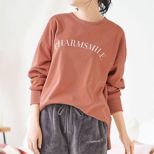 シャギー裏起毛のロゴ入りプルオーバー