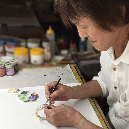 職人蕪木保男…新潟県十日町市<br>染色作家。日本画、水彩画を学び、独自の技法で着物デザインを作成。有名デザイナーのコレクションやアーティストのステージ衣装の振袖のデザインや染色などを手がけています。