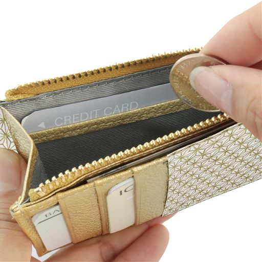 ポケットにも入るサイズなので、持ち運びに便利。カード類と最低限の現金だけ持ち歩きたい方におすすめです。
