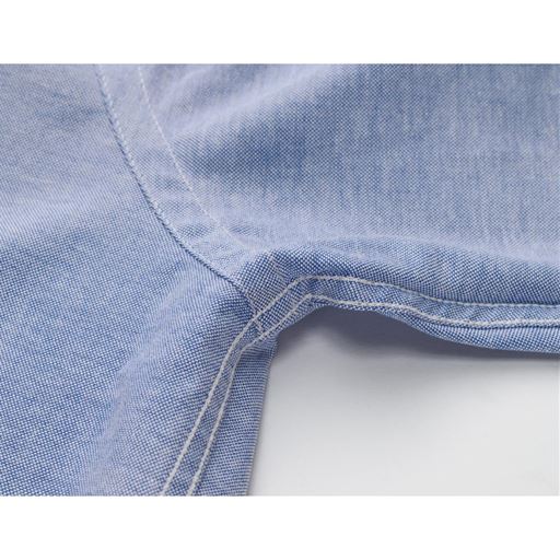 上質仕立て(2)<br>写真は前身と後ろ身の生地のつなぎ目を裏から見たもの。仕上がりがフラットな「折り伏せ縫い」のおかげで、美しいシルエットと、快適な着心地を実現。