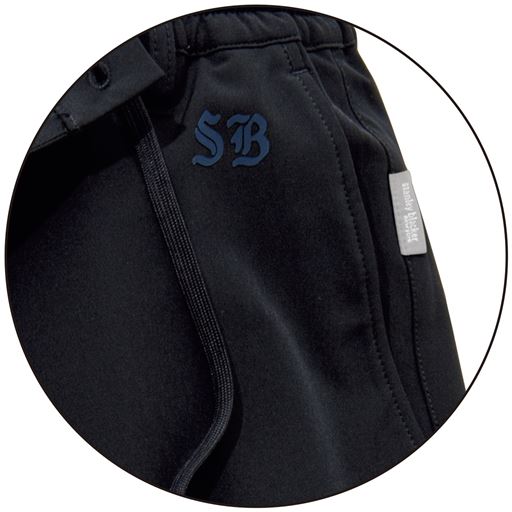 左腰と脇部分にはホットメルトプリントとブランドタグがついています