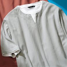 レイヤード風キーネックTシャツ
