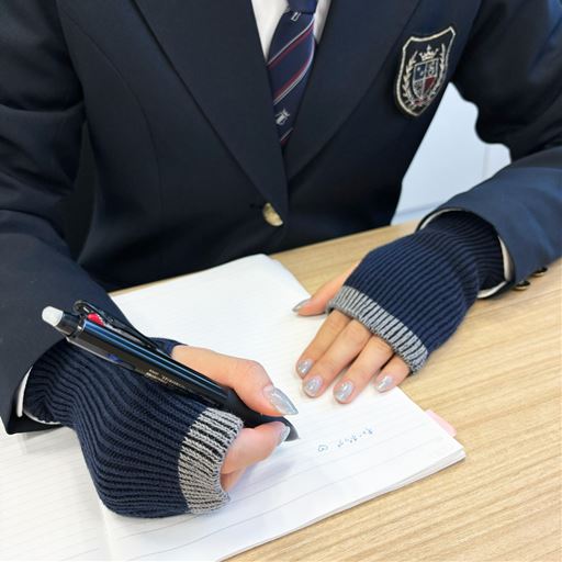 学校生活にも馴染むデザイン♪<br>ノートに汗染みができるのを防ぎます