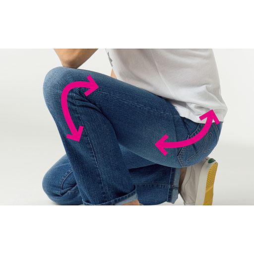 動きやすいストレッチ素材<br>横ストレッチで伸縮性があり、戻りが良いので膝が出る心配もありません。