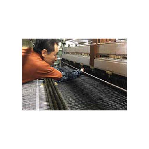 福岡・久留米地方に伝わる染色した経糸、緯糸で織り上げた発色の良さと立体感が特長の綿の織物。