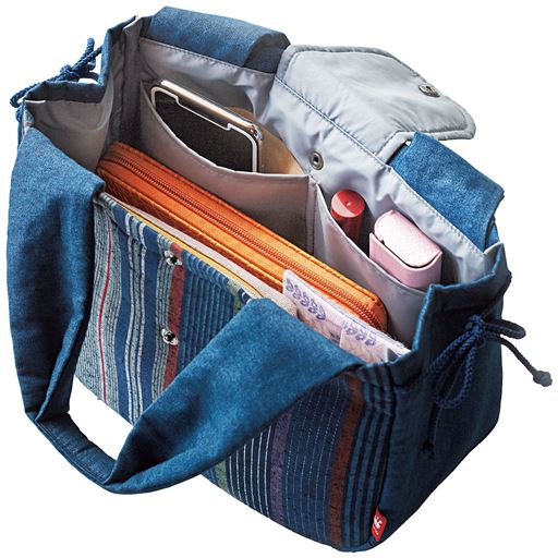 小さめでも長財布もすっぽり。内側起毛オープンポケットはスマホや老眼鏡の収納に便利