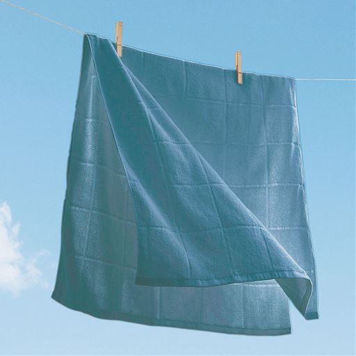 端糸を織り込むタックイン仕様でほつれにくく、乾きも速いので気軽にお洗濯。