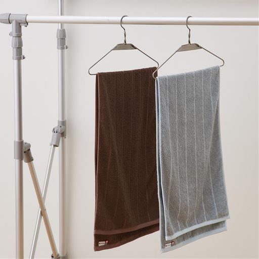ハンガーバスタオルは、通常のバスタオルよりスリム幅でハンガーにかけられ部屋干しも便利。