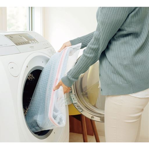ドラム式洗濯機でも洗えます(洗濯時にはネットに入れてください)。<br>※乾燥機は使用しないでください。
