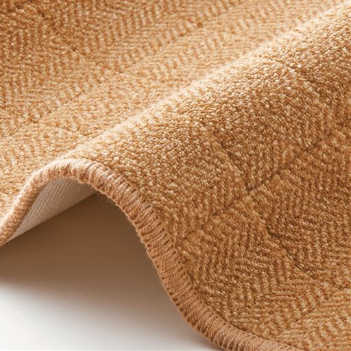 日本の高度なプリント技術によって表現された、織り地のように繊細なヘリンボーン柄。