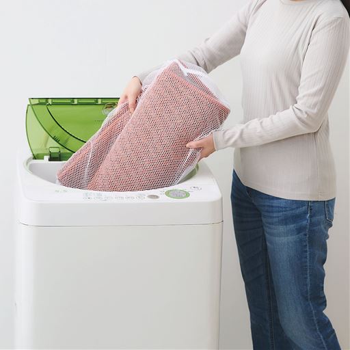ネットに入れて、ご家庭の洗濯機で気軽に洗えます。