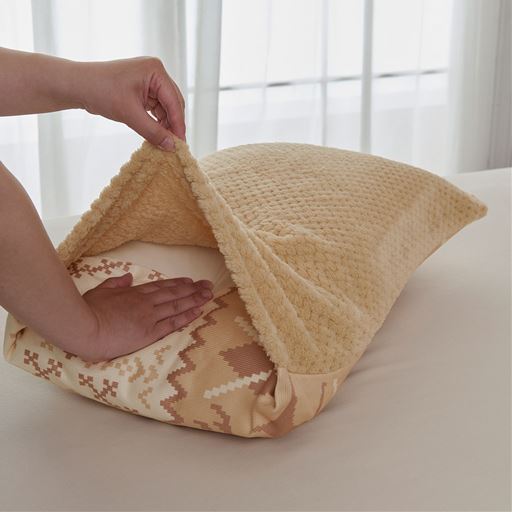 枕カバーは端まできちんと覆えるかぶせ式。ファスナーが顔に当たることがないので、心地よく眠れます。