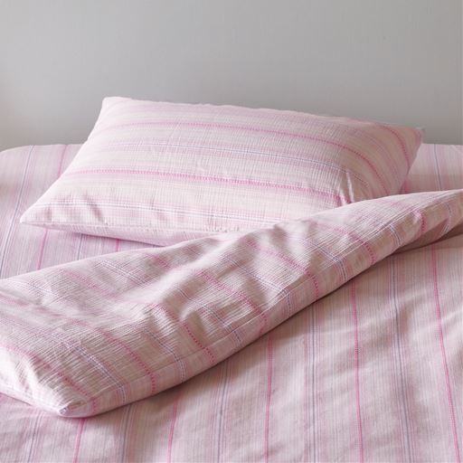 ピンク<br>独特のシャリ感が涼しげな、綿100%しじら素材の枕カバーです。