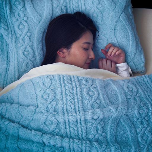 おやすみ中に寒さを感じやすい顔や手元。ベッドカバーと一緒に枕カバーもぬくもりのある素材にすれば、さらに心地よく、ぐっすり眠れそう。