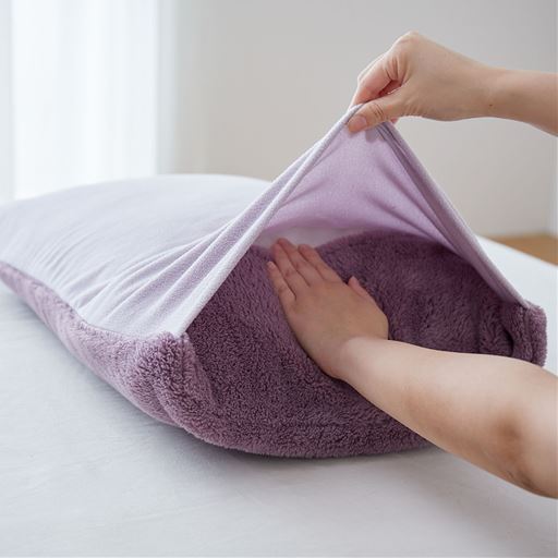 枕カバーはかぶせ式でごろつくファスナーがなく、着脱も簡単。