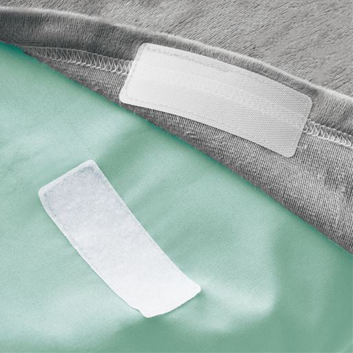 衿カバーの裏表は肌にボタンがあたらないよう、面テープを使用。