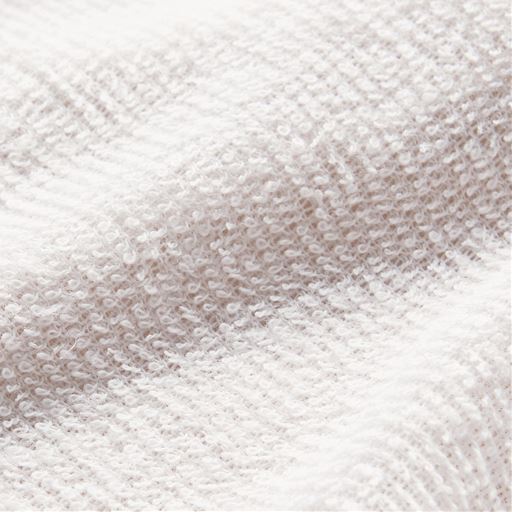 生地拡大(ベージュ)<br>綿100%のパイル生地はふんわりやさしい肌ざわり。