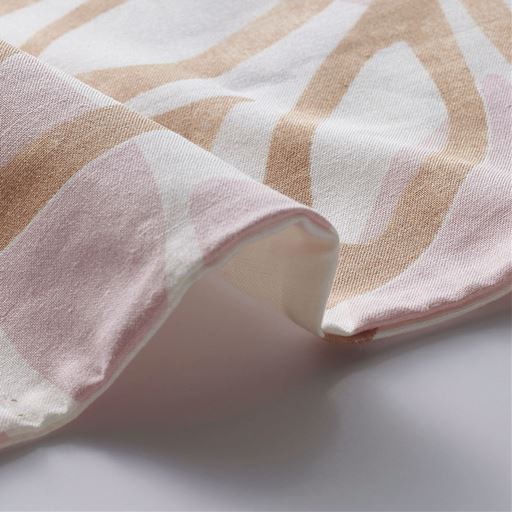 肌ざわりのよい綿100%生地を日本の工場で染色し、優れた縫製技術で仕上げているから縫い目が目立たずスッキリきれい。
