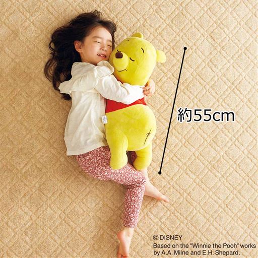 J (くまのプーさん) ※モデルの身長は約100cmです。<br>思わずぎゅっと抱きしめたくなる、マシュマロみたいな感触!