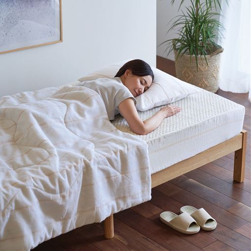 ベージュ ※商品はパッド一体型ベッドシーツです。<br>暑い季節の眠りを綿素材で涼しく快適に。