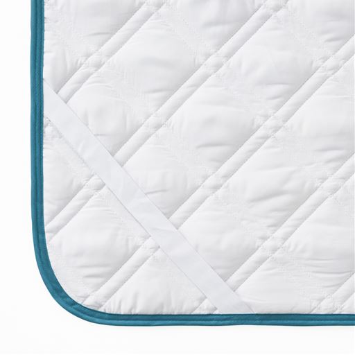 裏側は四隅強化ゴム仕様でズレにくく、セットも簡単。