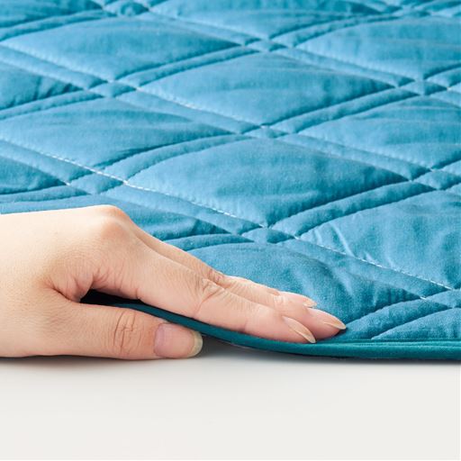 ネイビー(デニム風)<br>中わた入りのキルティングでほどよい厚みです。