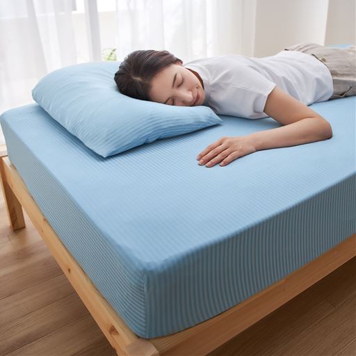アッシュブルー ※商品はシーツです。枕カバーはCR-1177を使用しています。<br>冷感素材のシーツでいつものベッドを夏仕様に。