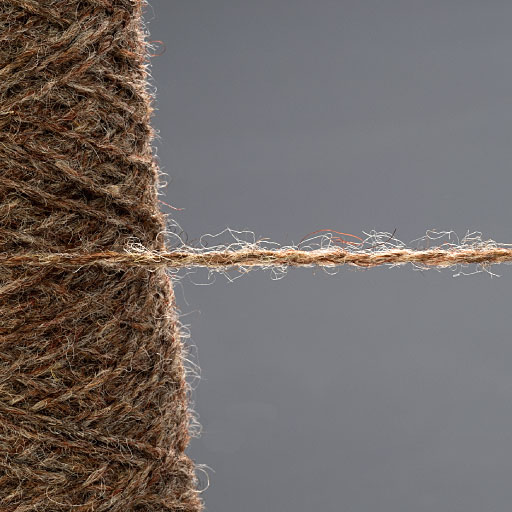 ウール紡績糸を使用。