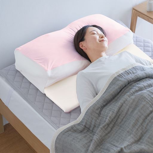 ピンク<br>ダンベル状の形の枕は頭部を優しく支えます。
