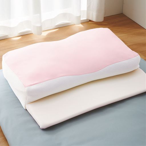 ピンク<br>肩がのせられてラクラク! 寝返りしやすい枕です。