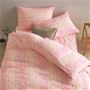 ピンク ※商品は枕カバーです。<br>やさしい色合いに心落ち着くダマスク柄。