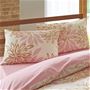 A (ダリア柄/ピンク) 同色2枚組<br>肌ざわりの良い綿100%生地を使用した枕カバーです。