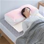 ピンク<br>ダンベル状の形の枕は頭部を優しく支えます。