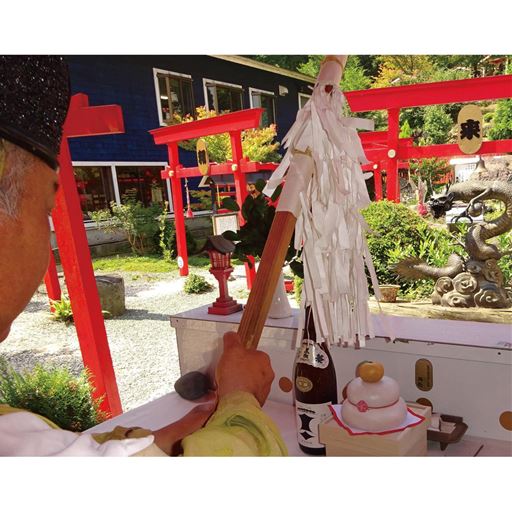 宝くじ当選にご利益があると言われる宝来宝来神社(熊本県)で金運招来のご祈祷を賜わる。