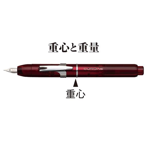 ノック式万年筆は内部機構により重くなる傾向がありますが、重量を抑え、筆記時に安定してペンをコントロールできます。