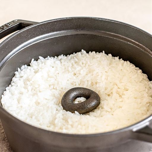 鍋物や湯沸かしの際に一緒に入れることで、簡単に鉄分補給ができるてつまろ。