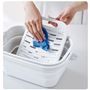 洗濯板も兼ねた中フタは、ひどい汚れの事前洗いや部分洗いに活躍。