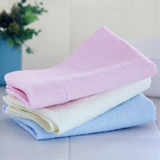 (上から) ピンク・イエロー・ブルー<br>石けんいらずの肌に優しい浴用タオルです。