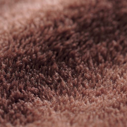 生地拡大(ブラウン)<br>みっしりした毛足が空気をたっぷり含み、ぬくもりをしっかりキープ。