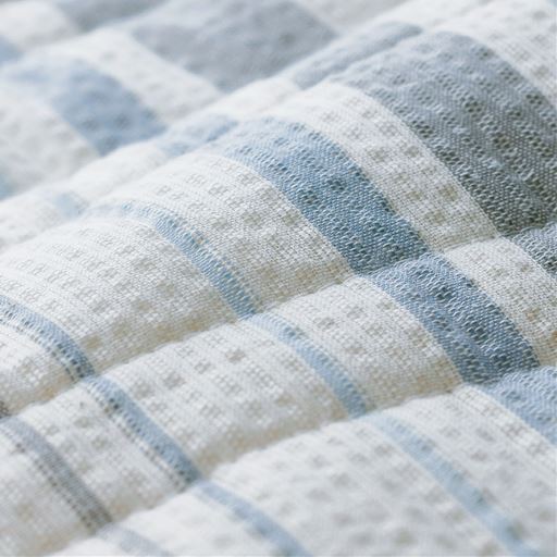 生地拡大(ブルー)<br>凹凸のある「シボ」が特長の綿100%のしじら織り。